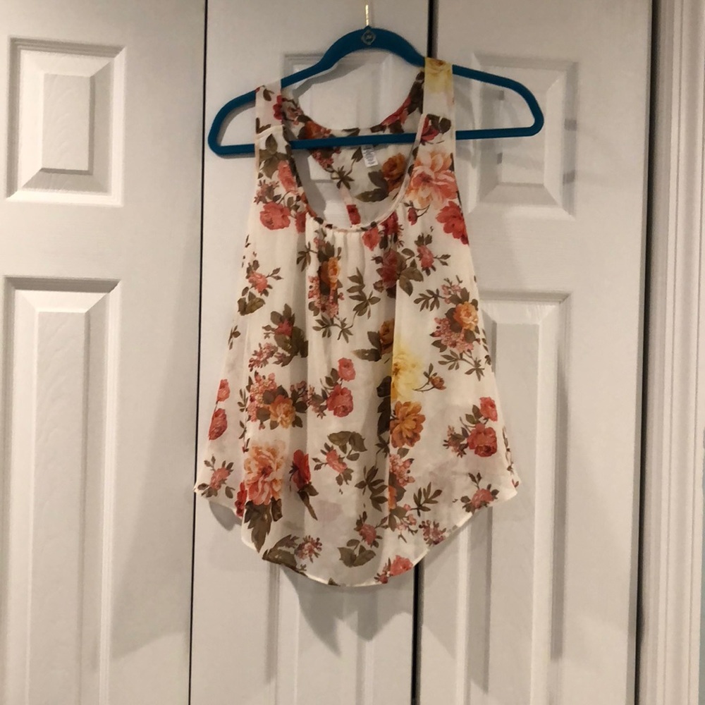 🚨Buy 2 Get 1 Free!🚨Floral tank top